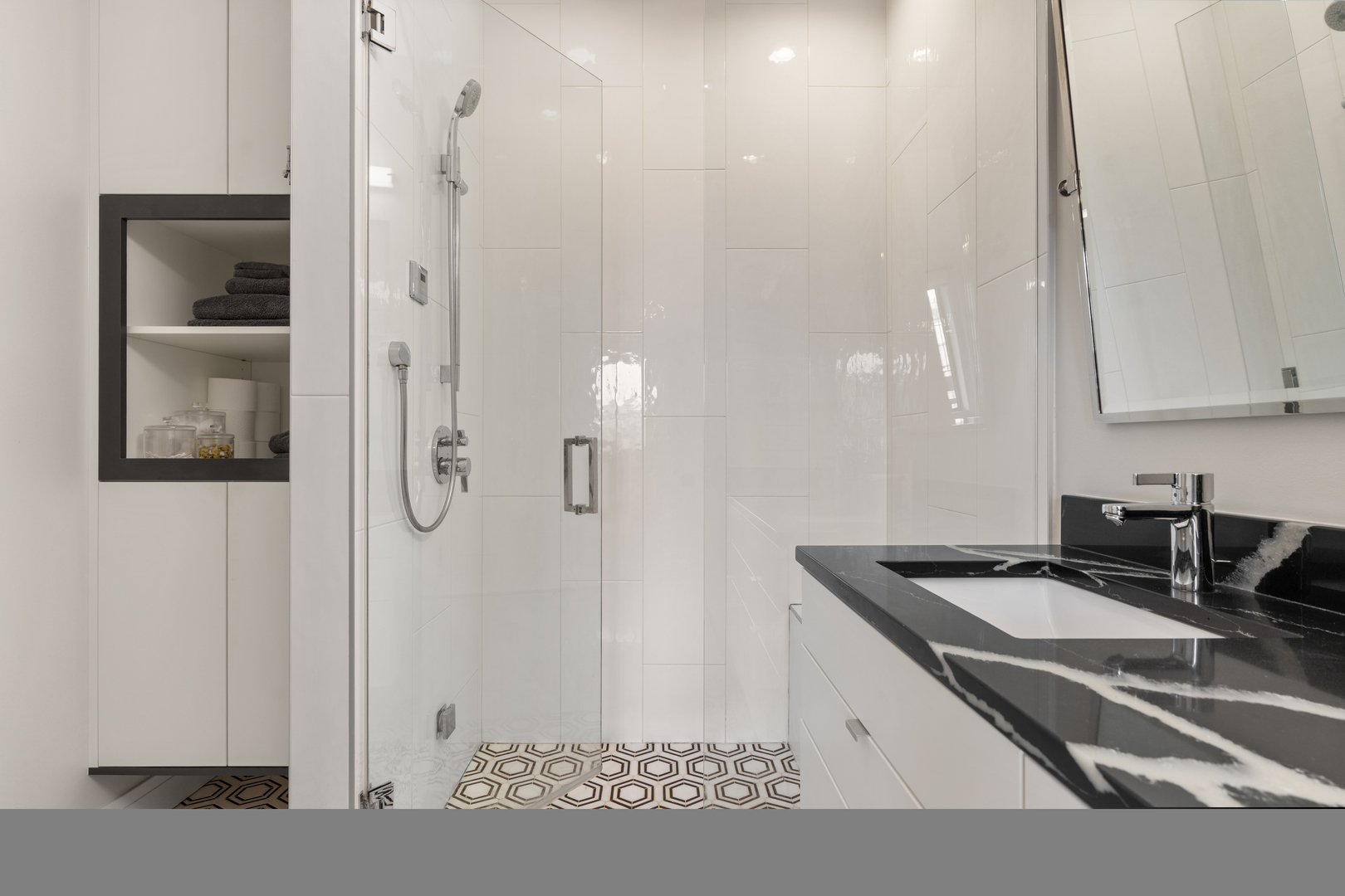 944 N Winchester Avenue Unit: 2