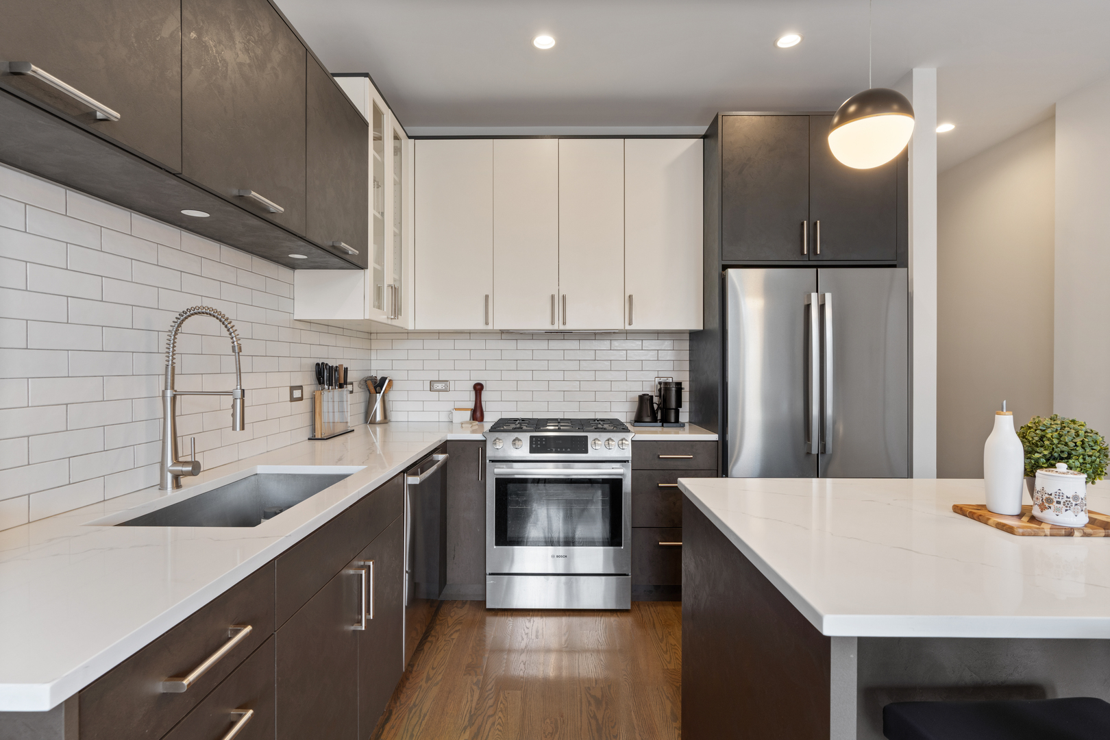 944 N Winchester Avenue Unit: 2