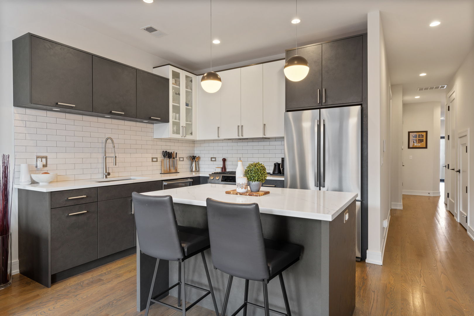 944 N Winchester Avenue Unit: 2