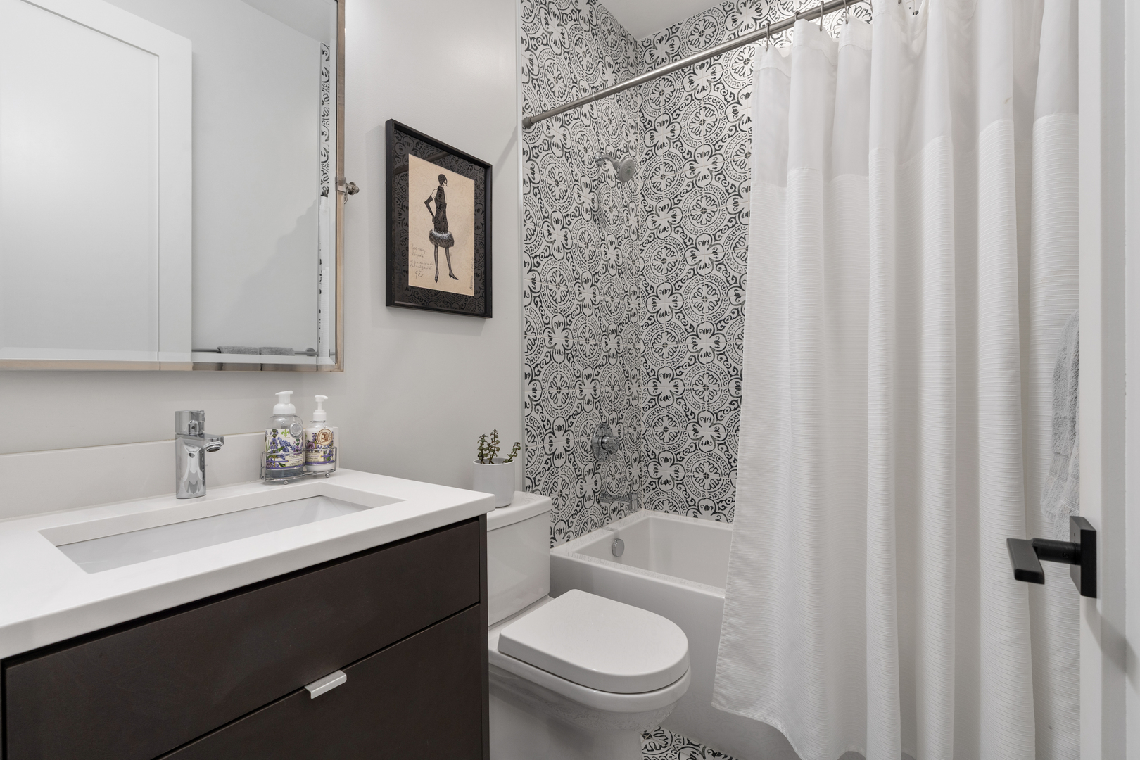 944 N Winchester Avenue Unit: 2