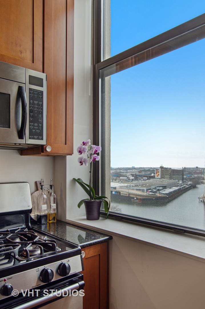 758 N Larrabee Street Unit: 712