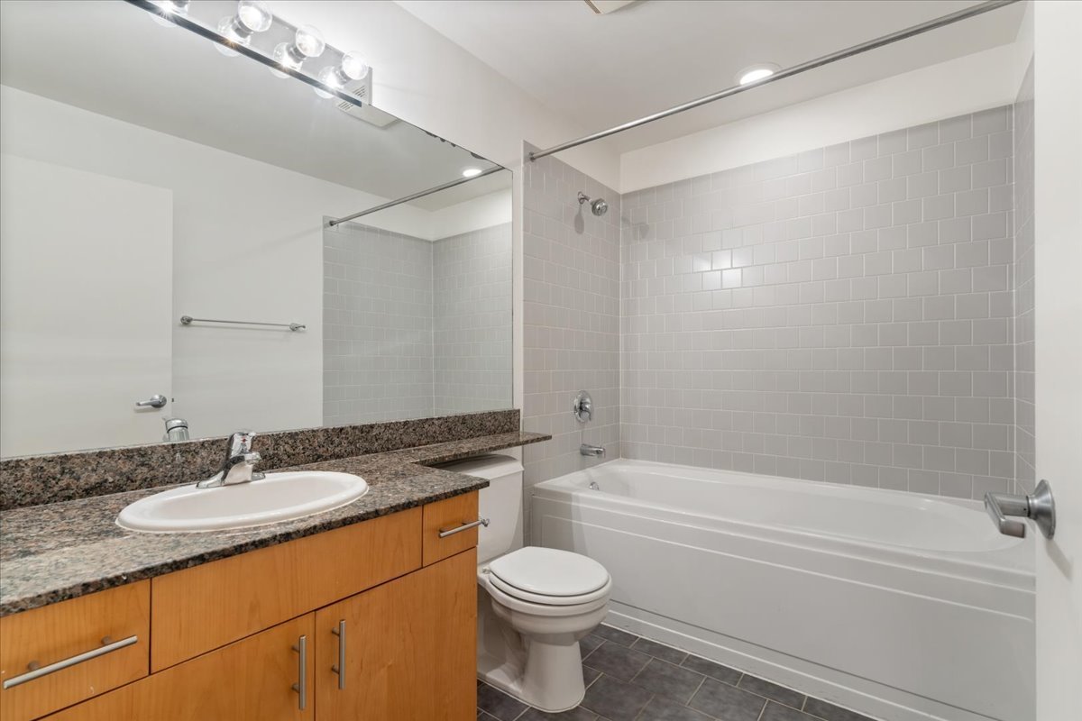1040 W Adams Street Unit: 110