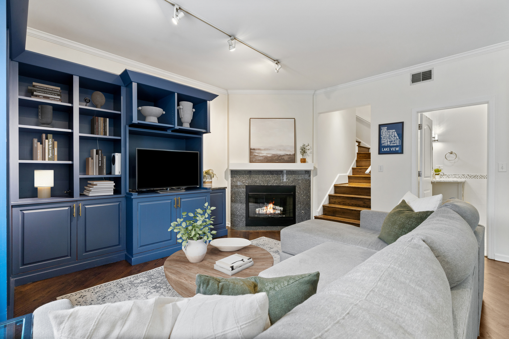 1043 W SCHOOL Street Unit: 207