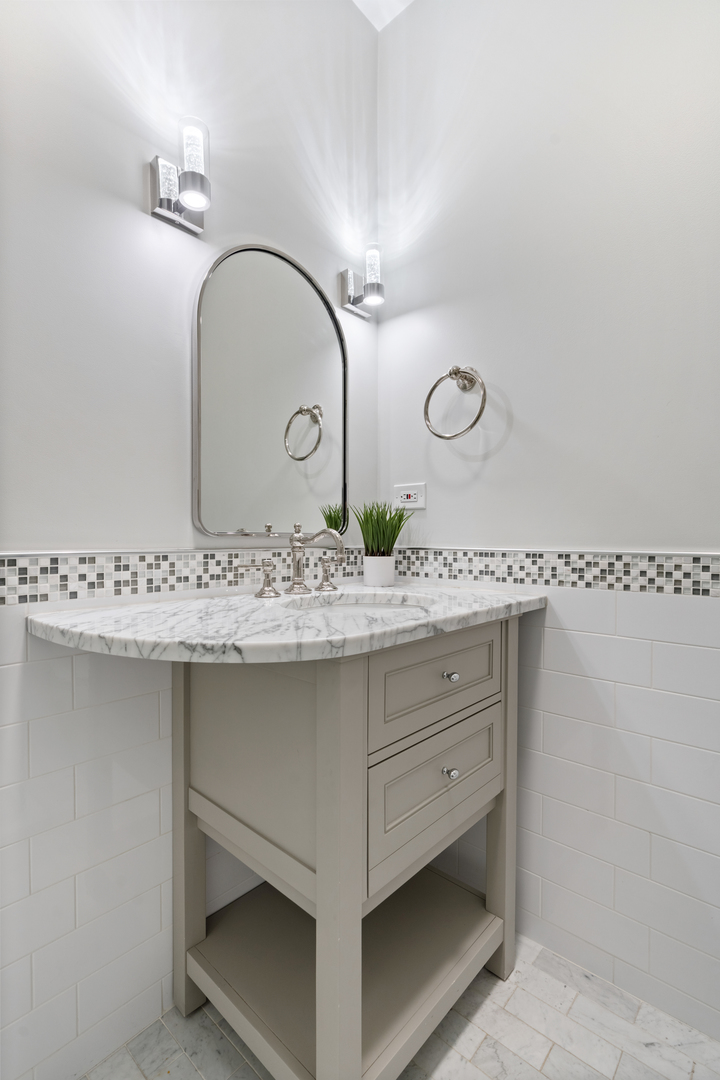 1043 W SCHOOL Street Unit: 207