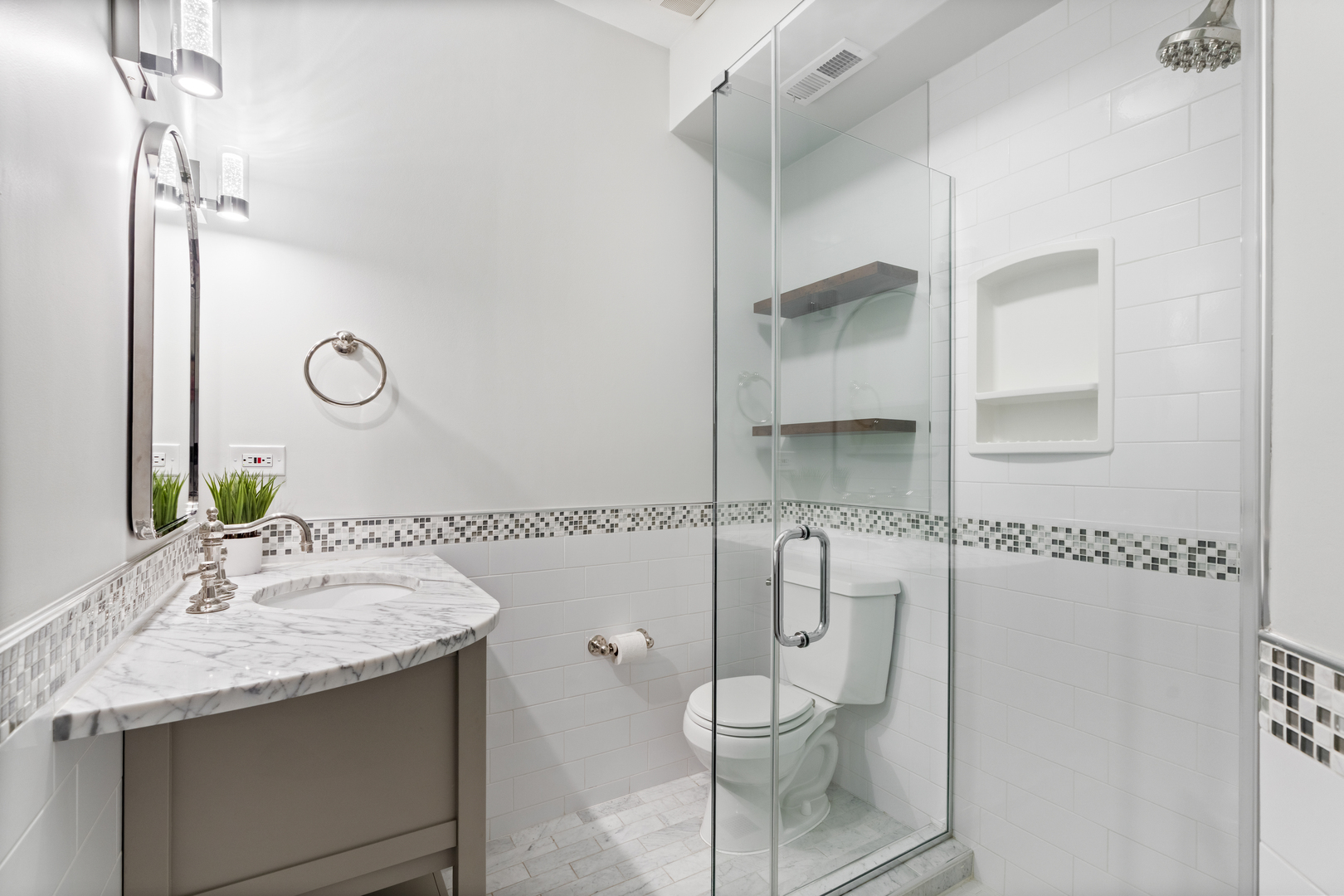 1043 W SCHOOL Street Unit: 207