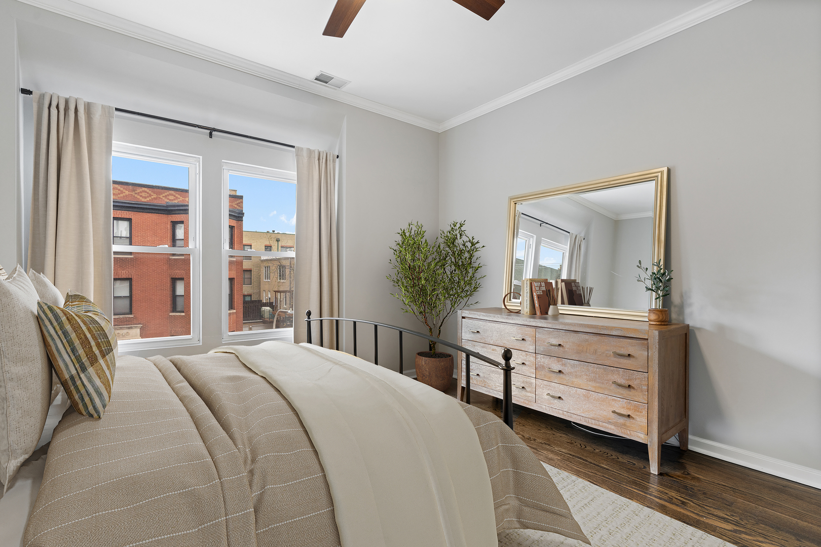 1043 W SCHOOL Street Unit: 207