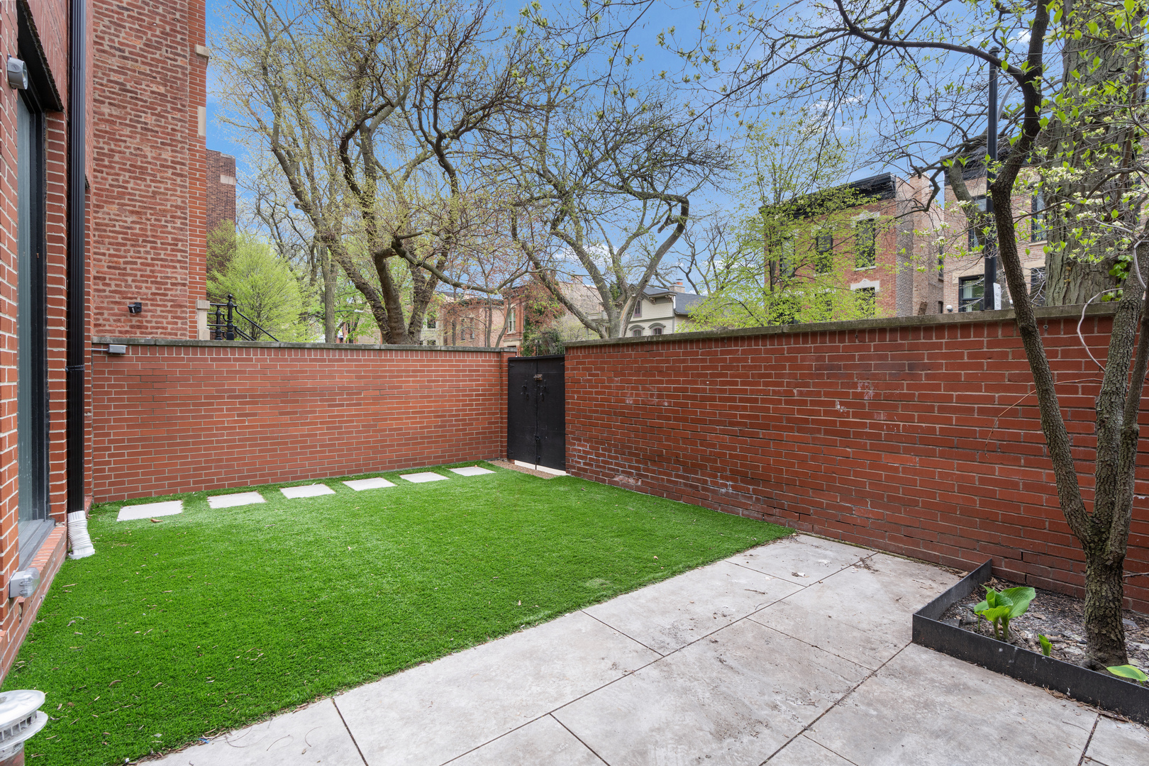 2110 N Hudson Avenue Unit: C