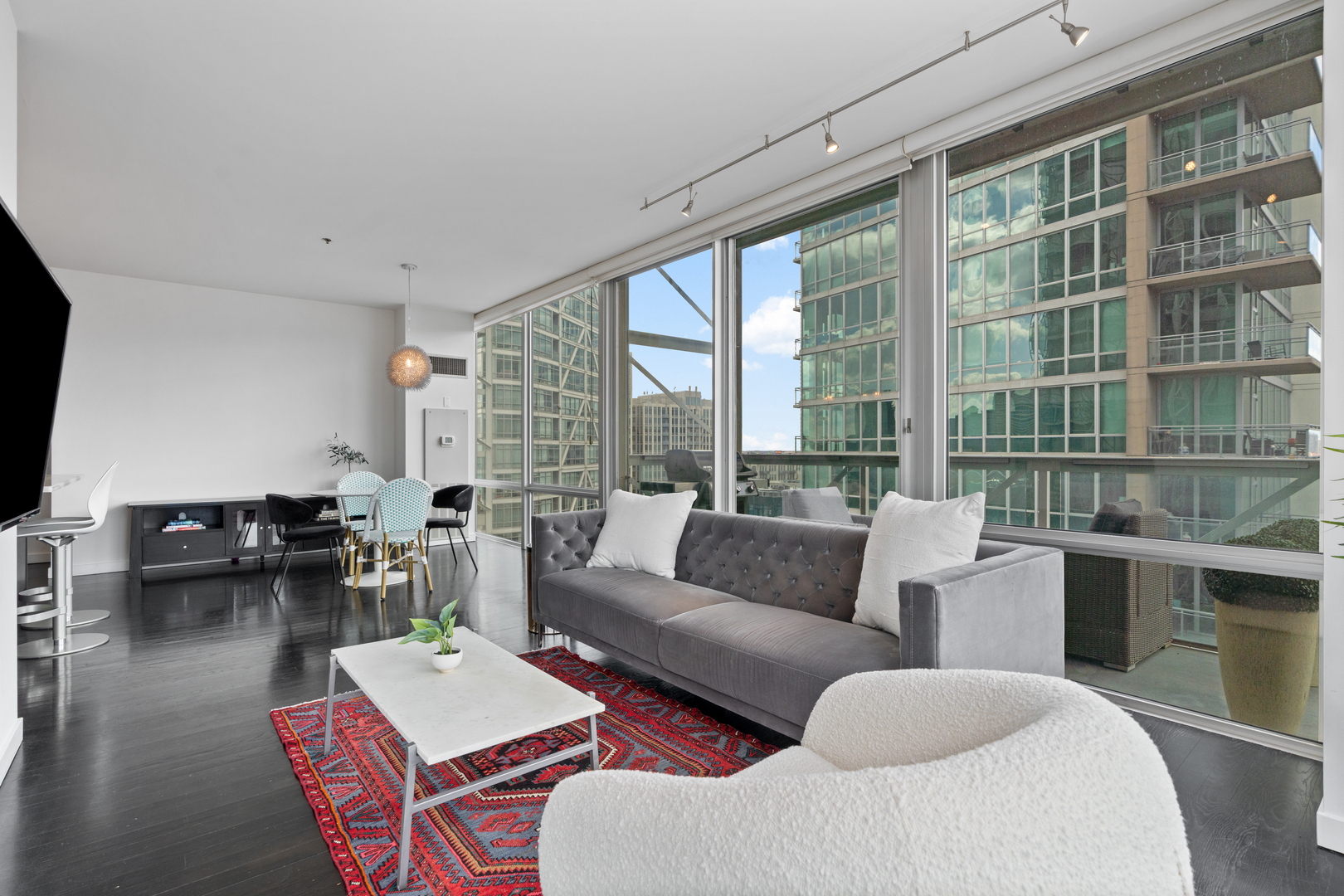 653 N Kingsbury Street Unit: 1405