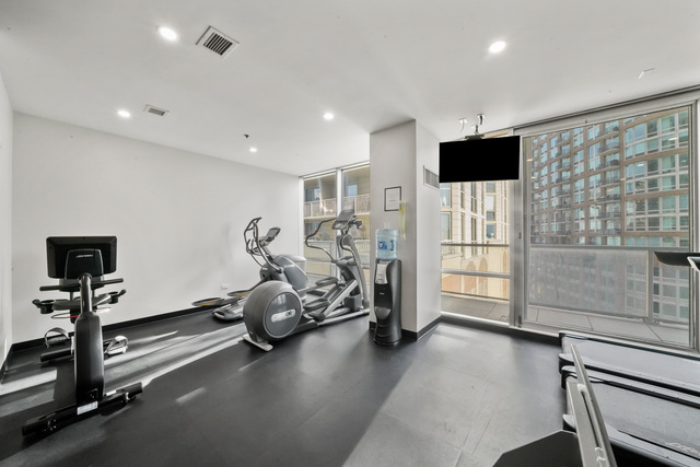 653 N Kingsbury Street Unit: 1405