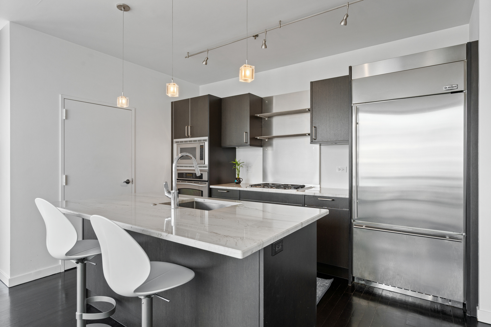 653 N Kingsbury Street Unit: 1405