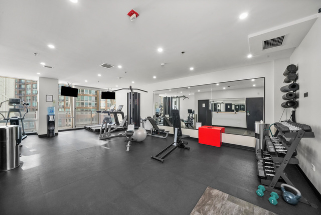 653 N Kingsbury Street Unit: 1405