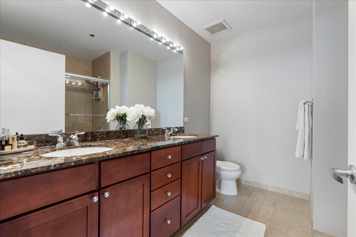 720 N LARRABEE Street Unit: 1710