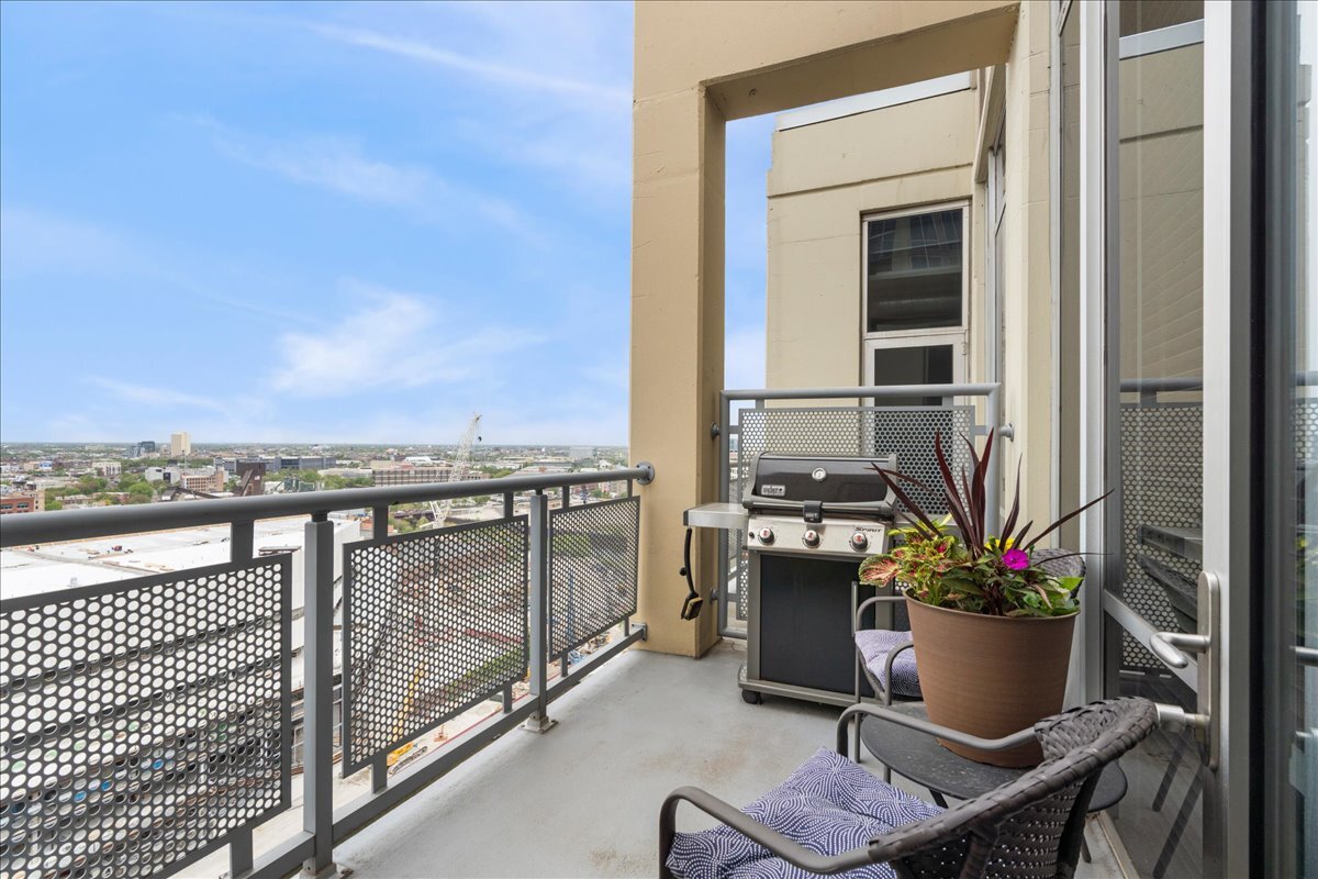 720 N LARRABEE Street Unit: 1710