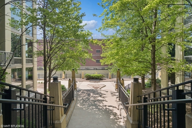 720 N LARRABEE Street Unit: 1710