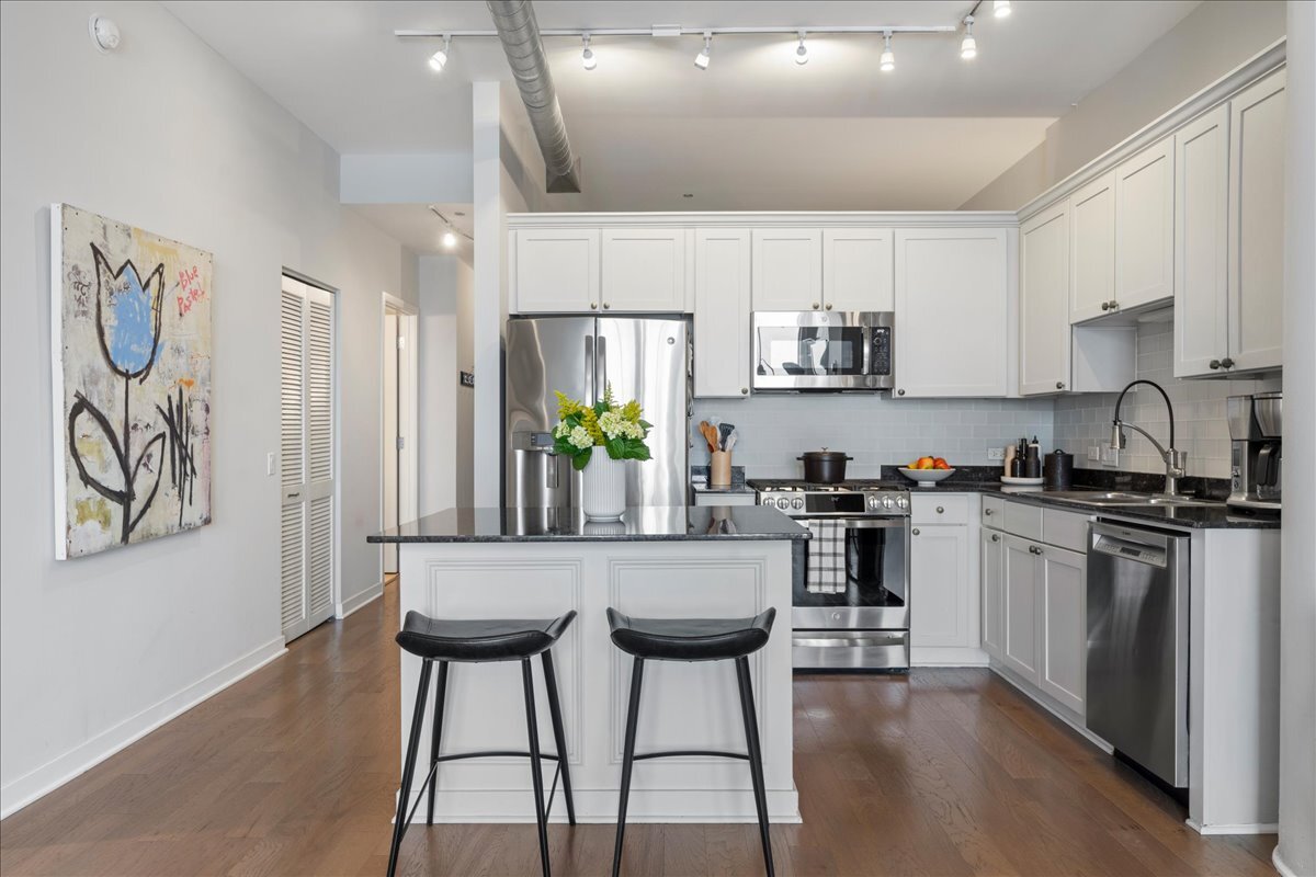 720 N LARRABEE Street Unit: 1710