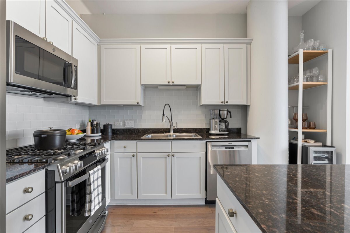 720 N LARRABEE Street Unit: 1710