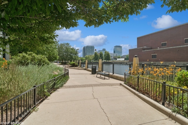 720 N LARRABEE Street Unit: 1710