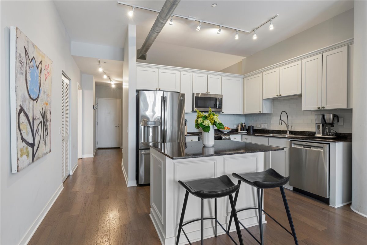 720 N LARRABEE Street Unit: 1710