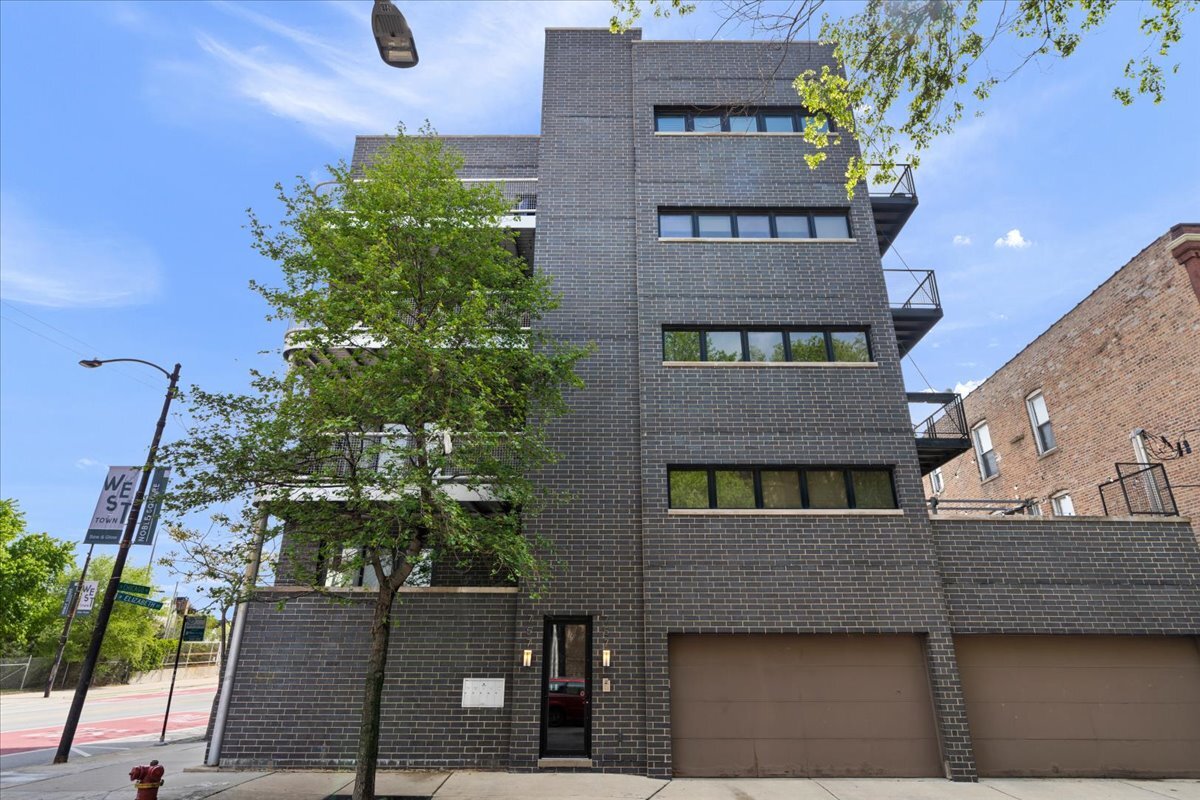 757 N Elizabeth Street Unit: 2