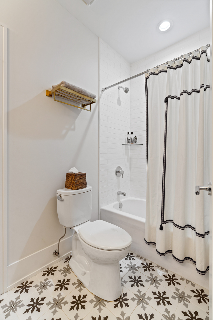 2112 W Haddon Avenue Unit: 1