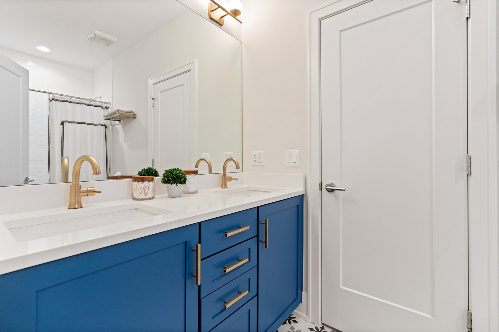 2112 W Haddon Avenue Unit: 1