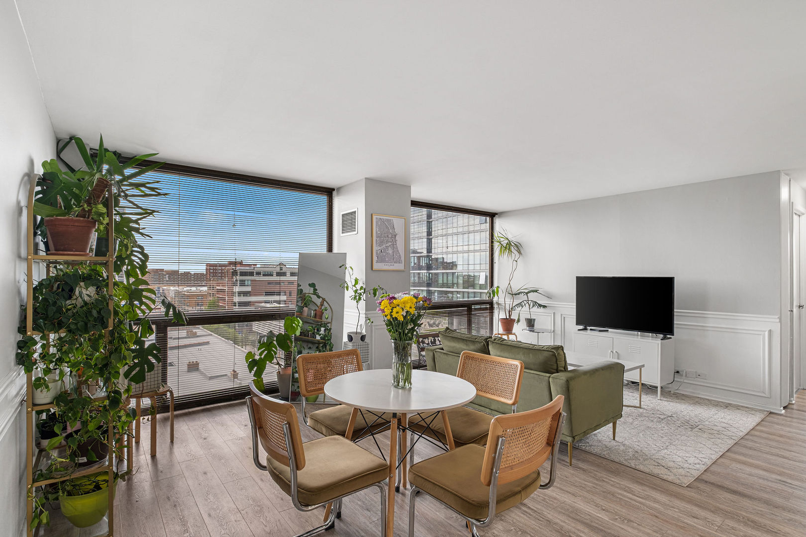4343 N Clarendon Avenue Unit: 817