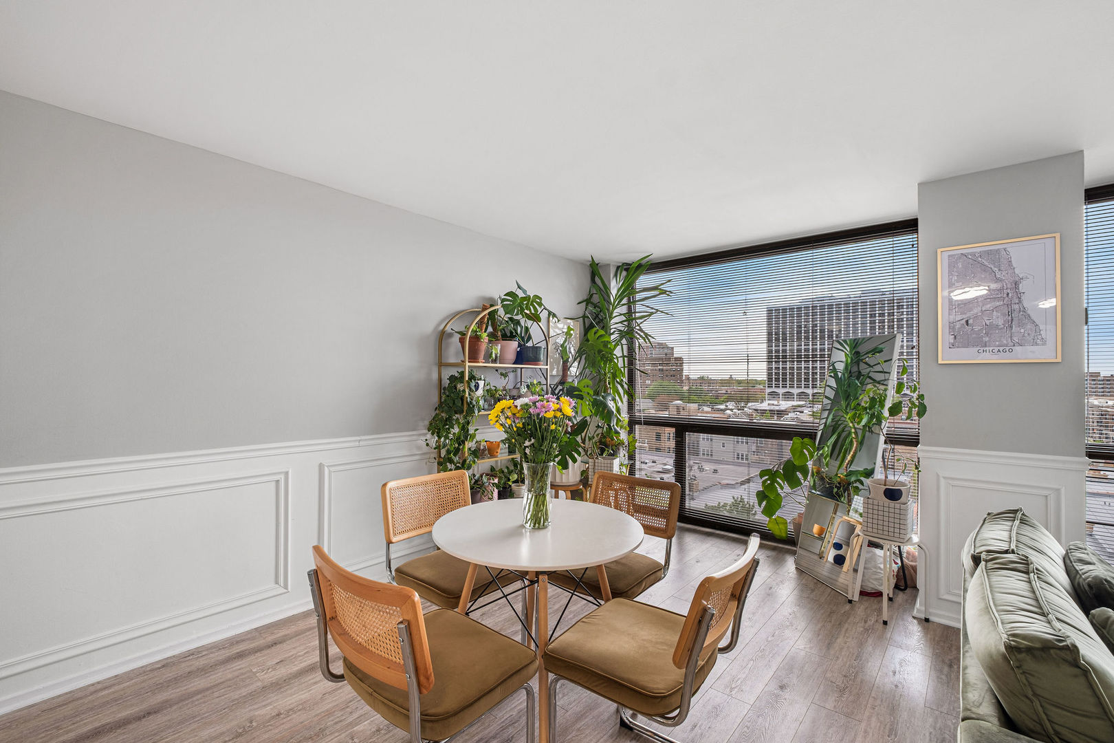 4343 N Clarendon Avenue Unit: 817