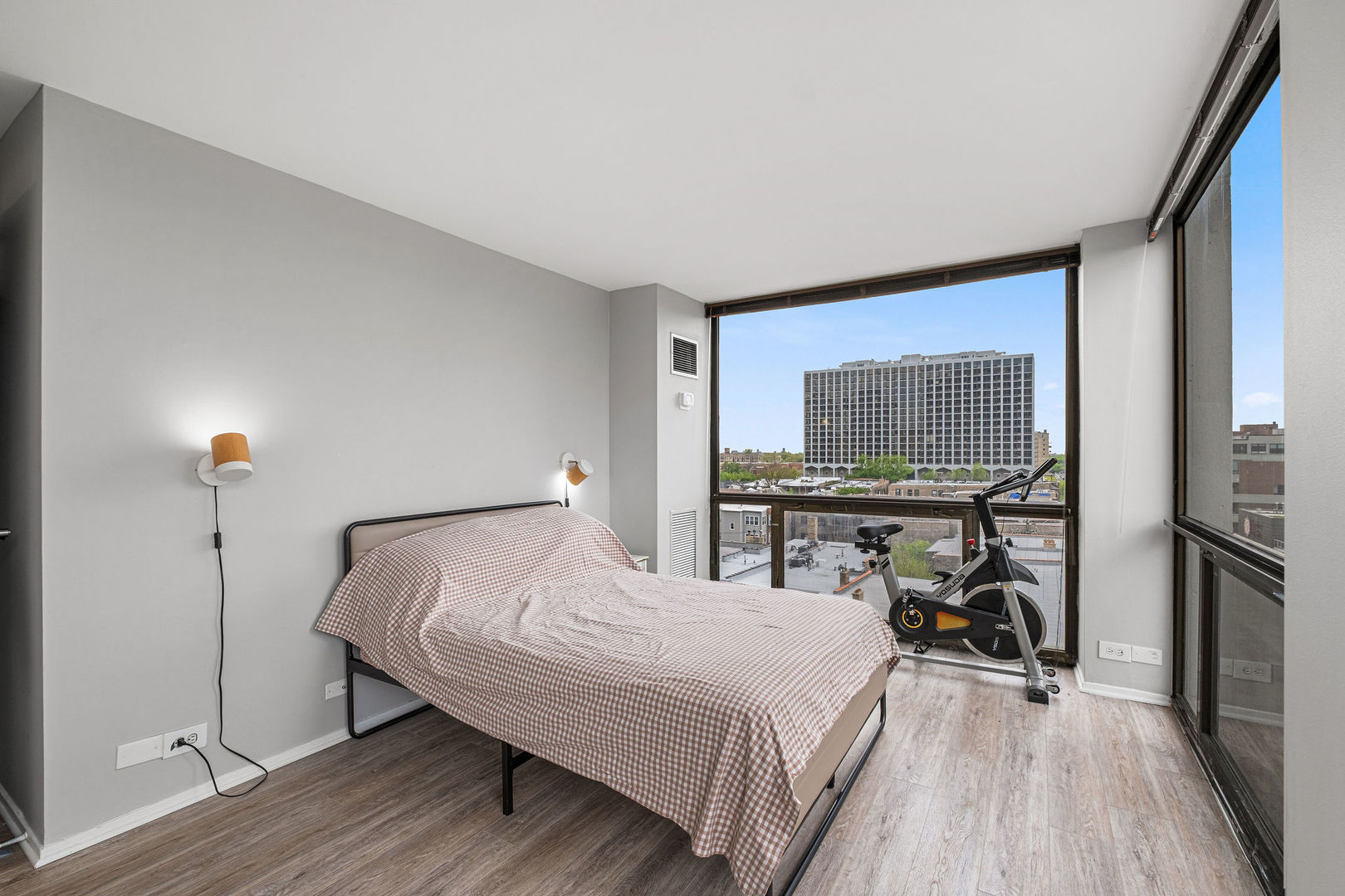 4343 N Clarendon Avenue Unit: 817