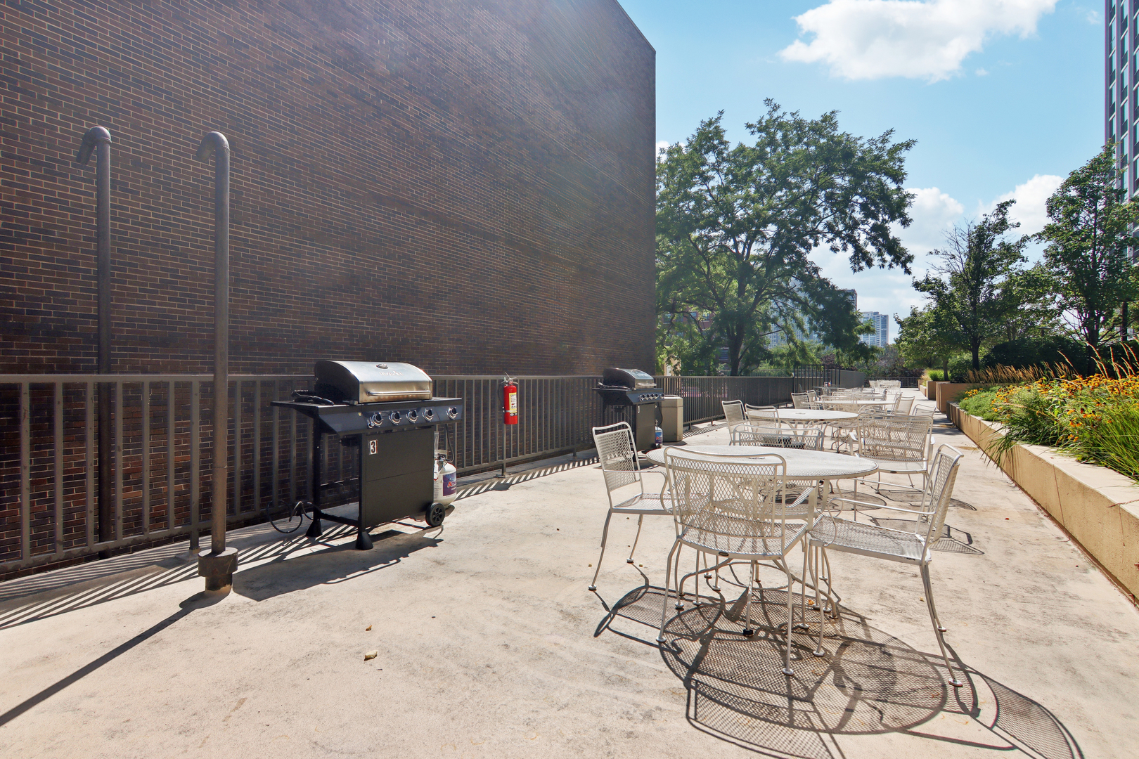 4343 N Clarendon Avenue Unit: 817