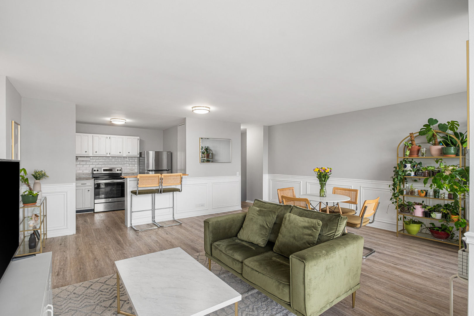 4343 N Clarendon Avenue Unit: 817