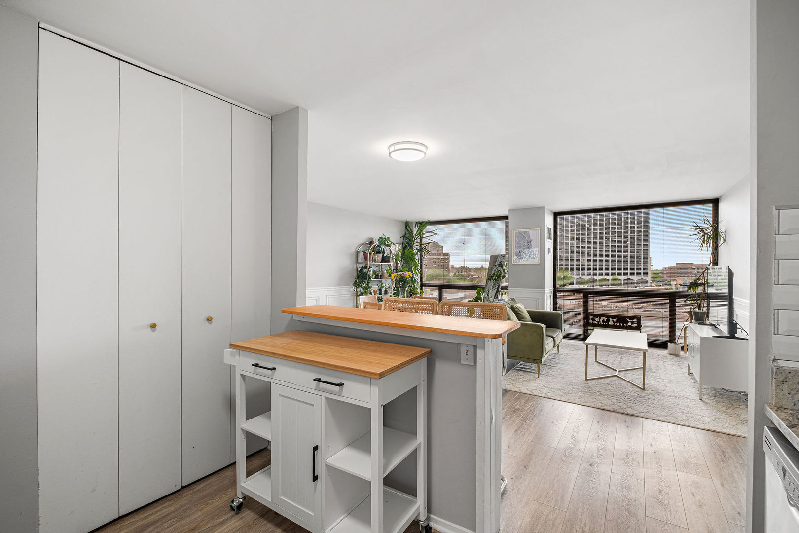 4343 N Clarendon Avenue Unit: 817