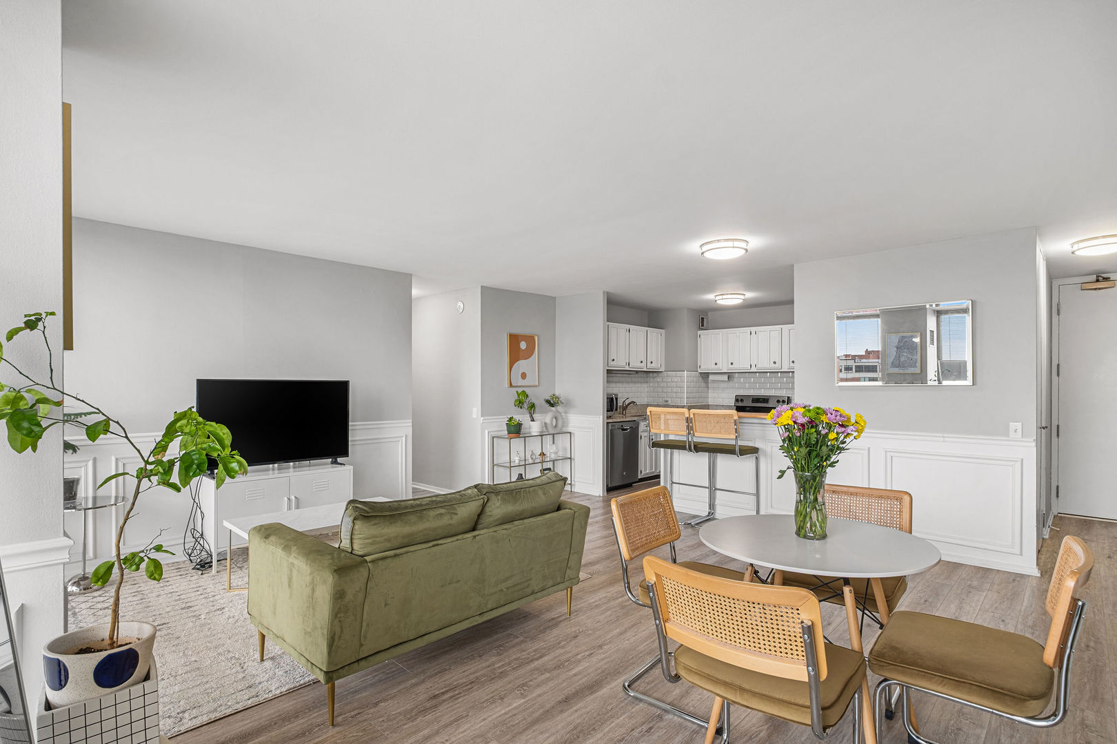 4343 N Clarendon Avenue Unit: 817