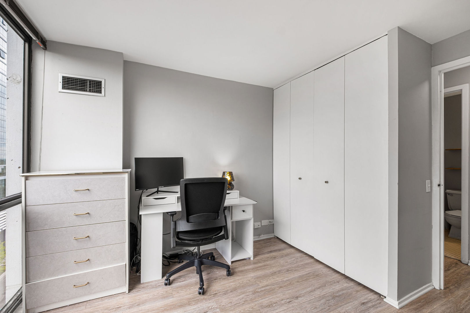 4343 N Clarendon Avenue Unit: 817