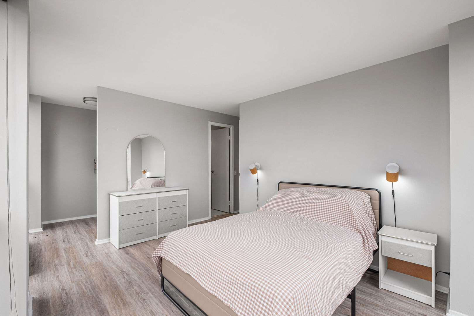 4343 N Clarendon Avenue Unit: 817