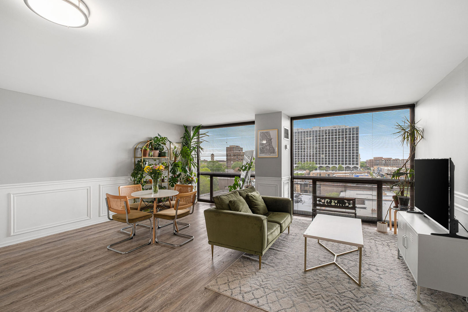 4343 N Clarendon Avenue Unit: 817