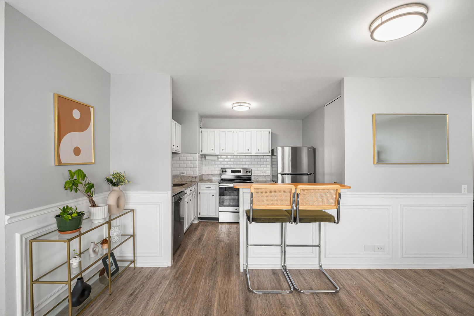 4343 N Clarendon Avenue Unit: 817
