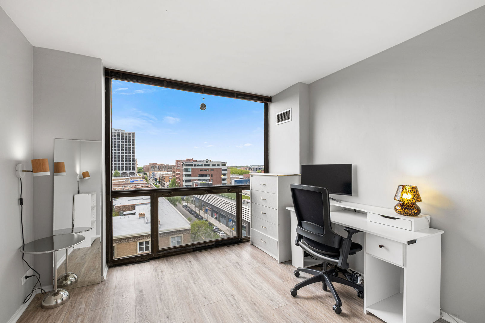 4343 N Clarendon Avenue Unit: 817
