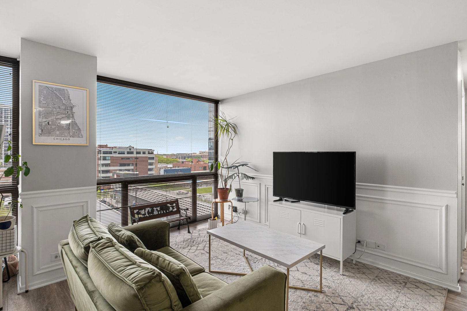 4343 N Clarendon Avenue Unit: 817