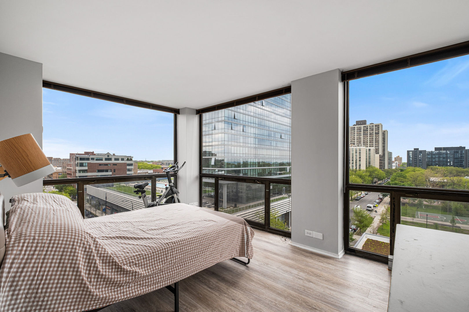 4343 N Clarendon Avenue Unit: 817