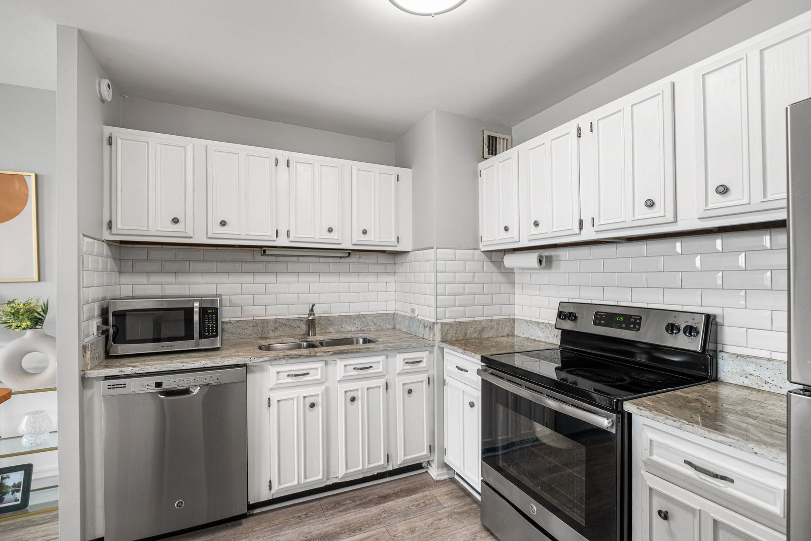 4343 N Clarendon Avenue Unit: 817