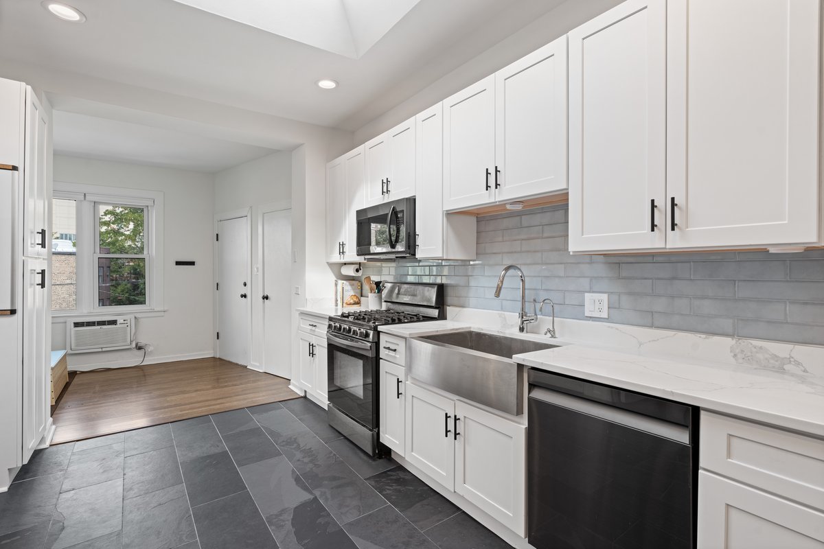922 W Carmen Avenue Unit: 3W