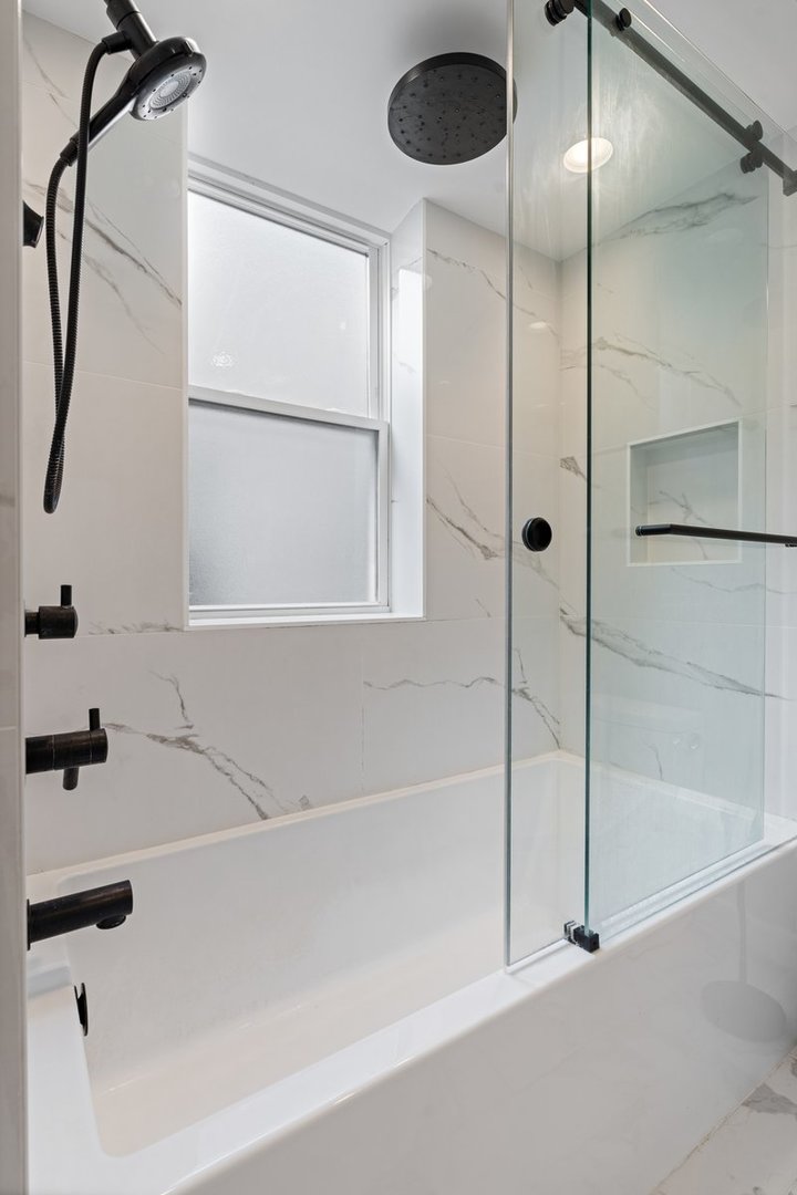 922 W Carmen Avenue Unit: 3W