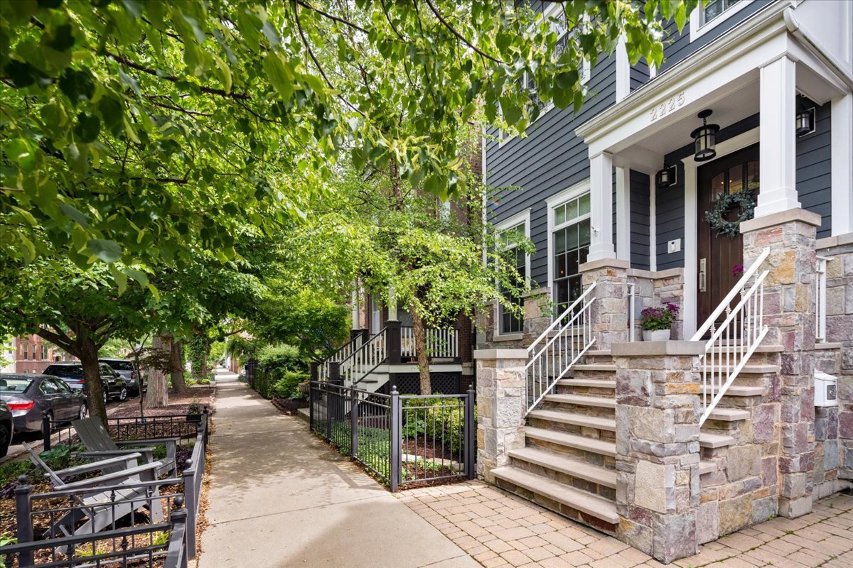 2225 W School Street