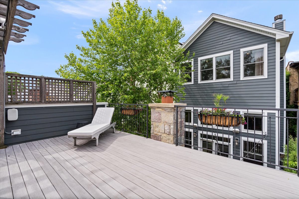 2225 W School Street