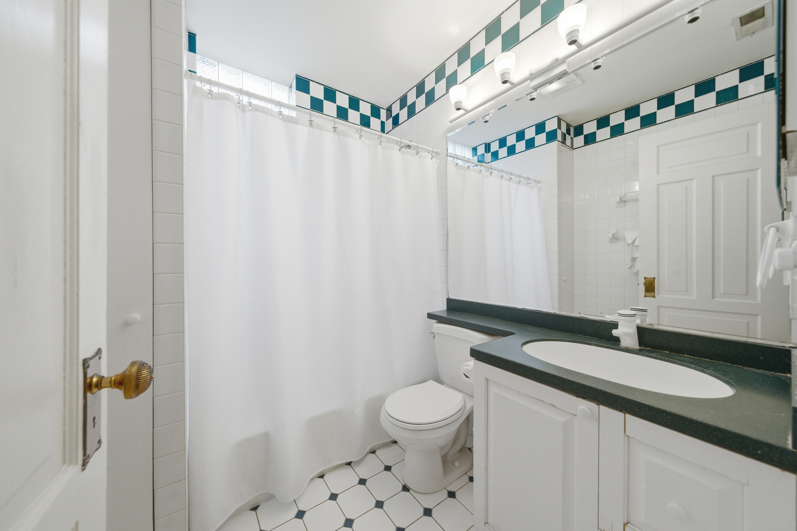 849 W NEWPORT Avenue Unit: 3