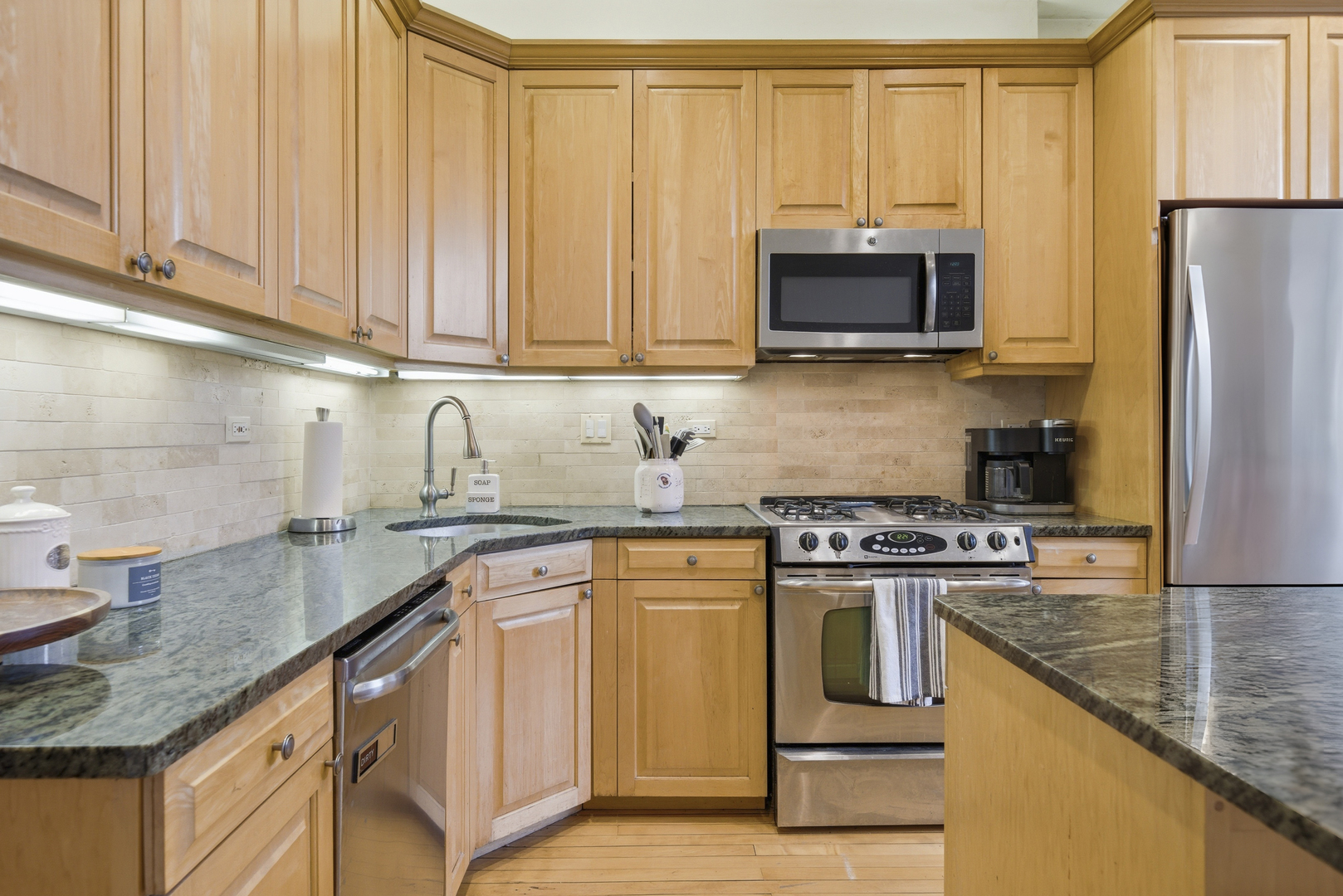 849 W NEWPORT Avenue Unit: 3