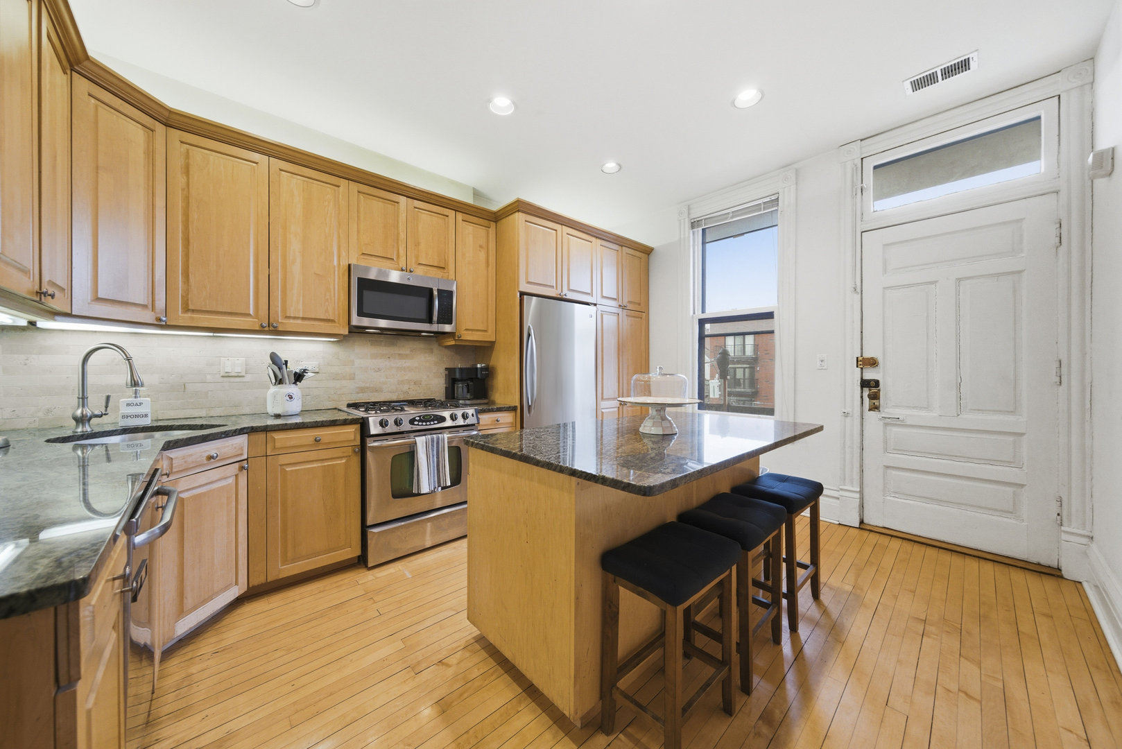 849 W NEWPORT Avenue Unit: 3