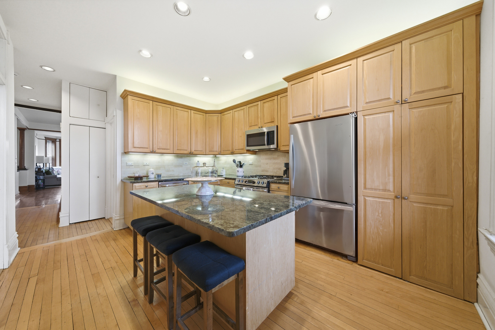 849 W NEWPORT Avenue Unit: 3