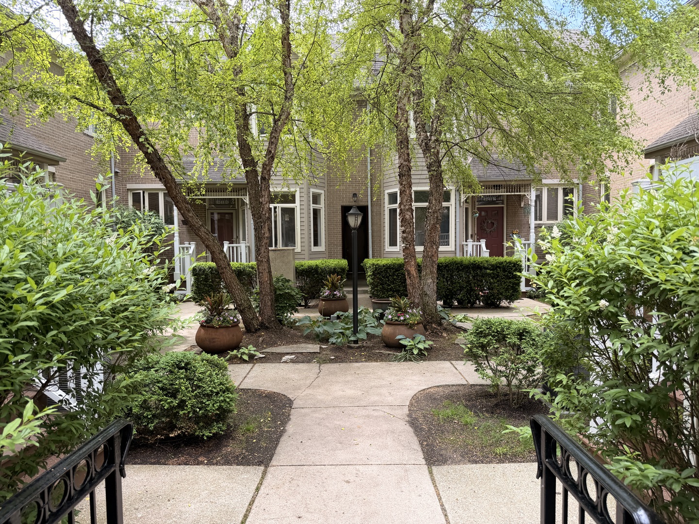 1241 W FLETCHER Street Unit: D