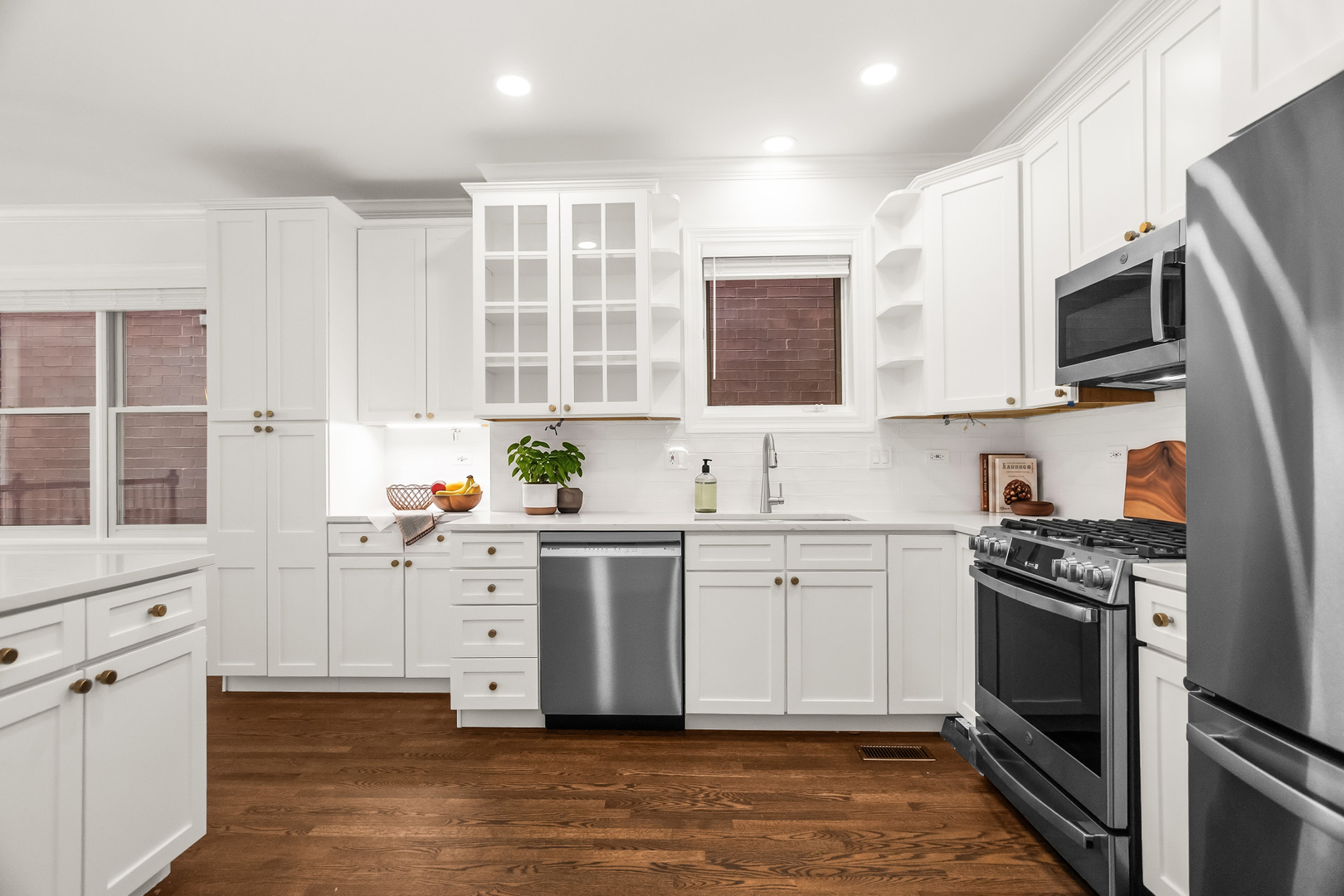 3928 N GREENVIEW Avenue Unit: 1